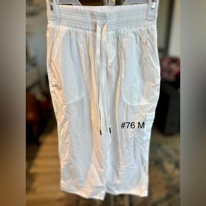 White capri style pant size M, new.